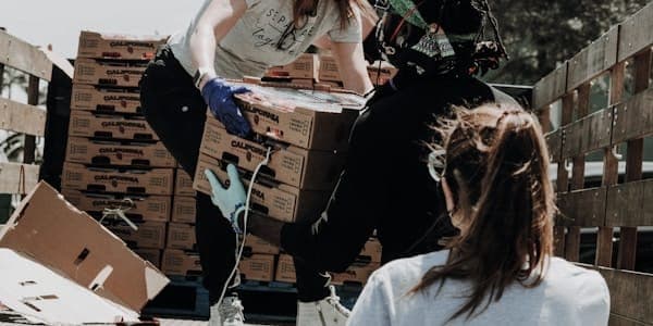 Freiwillige Helfer bei der praktischen Unterstützung eines sozialen Projekts in der Gemeinschaft