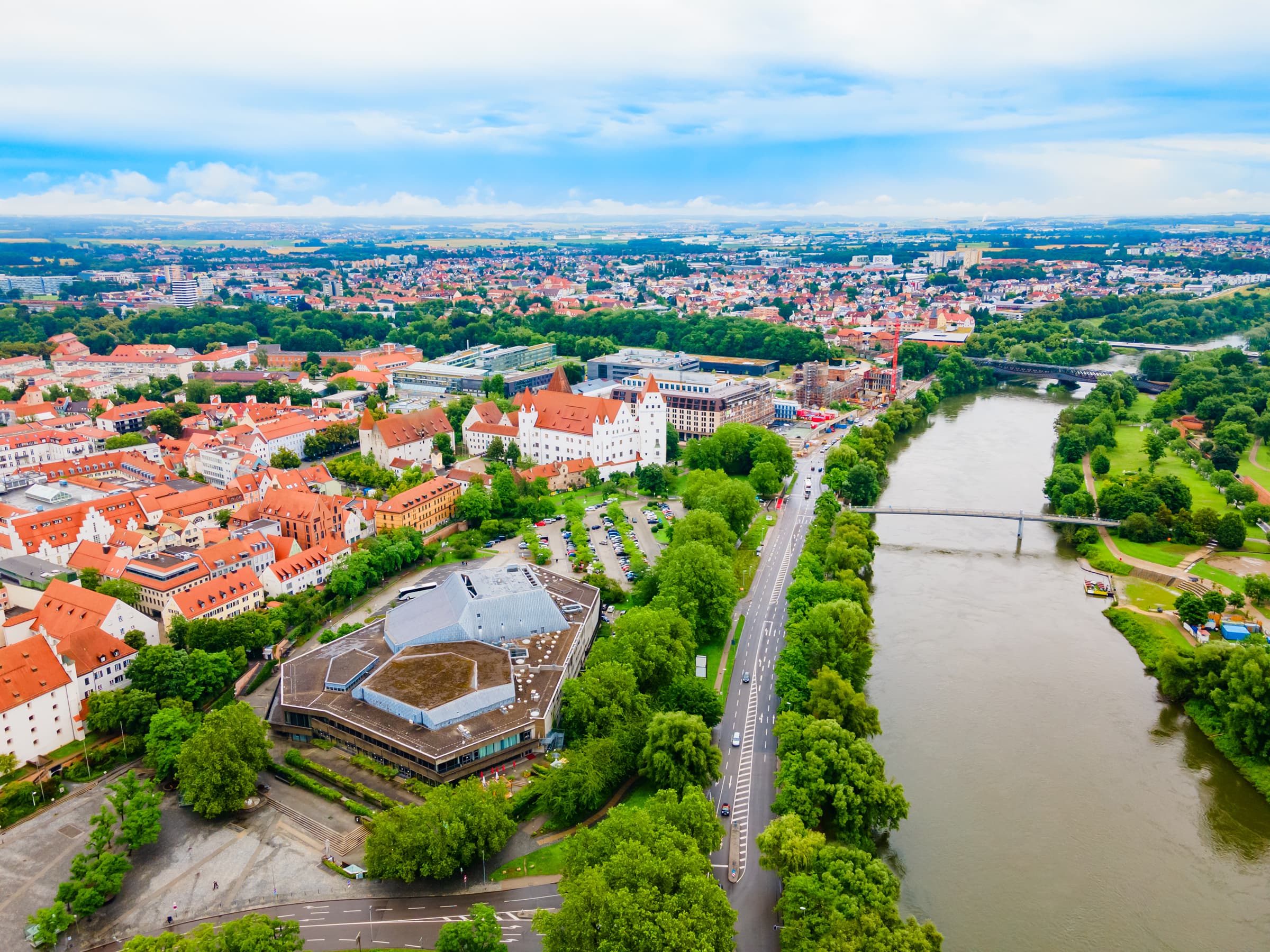 Menschen aus Ingolstadt arbeiten gemeinsam an sozialen Projekten und unterstützen lokale Vereine